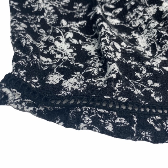 Full Tilt ꕥ Floral Window Pane Lace Trim Short ꕥ Black with White Print ꕥ Size M - Picture 7 of 13